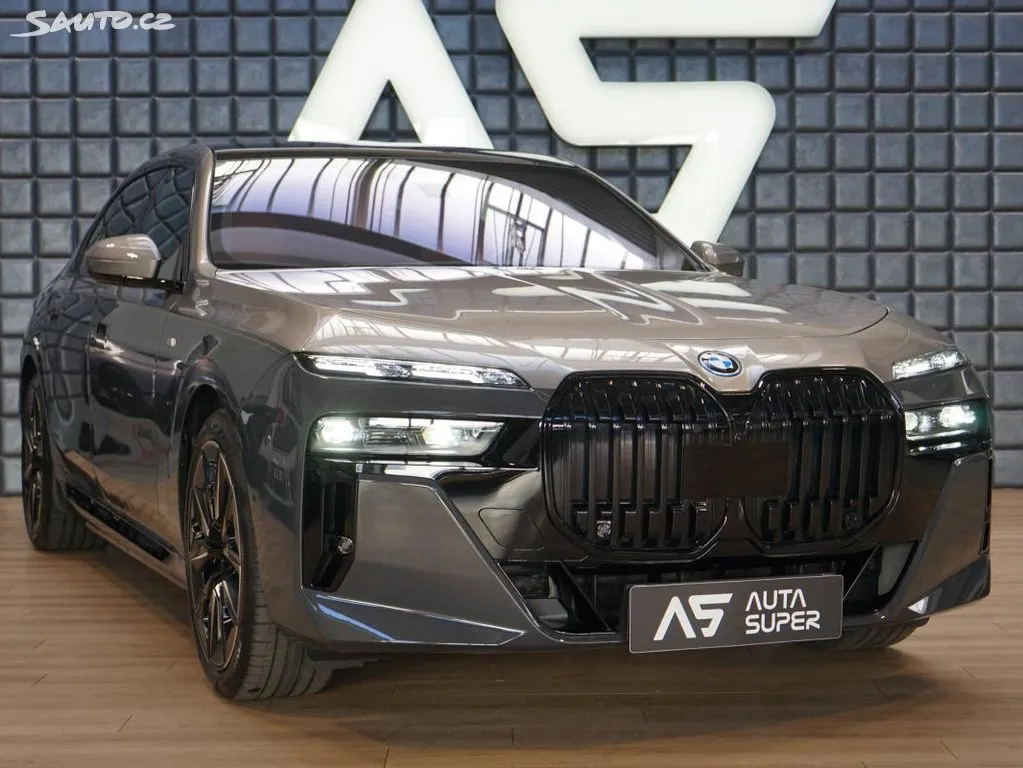 BMW i7 60 TwoTone GranLusso Theatre Image 1